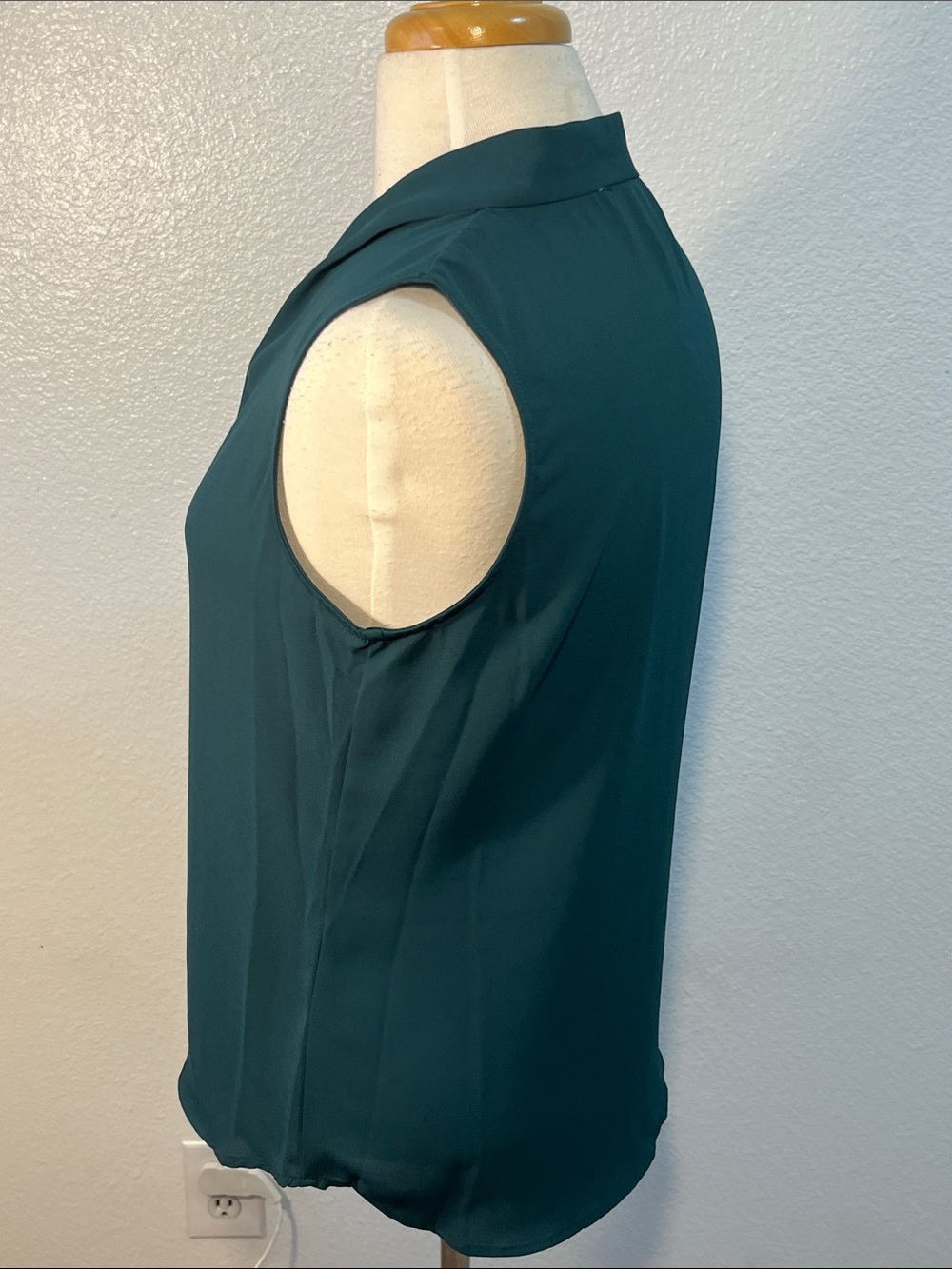 Nordstrom Rack Sleeveless Emerald Green Split Neck Blouse Size Small NWOT - Picture 5 of 6